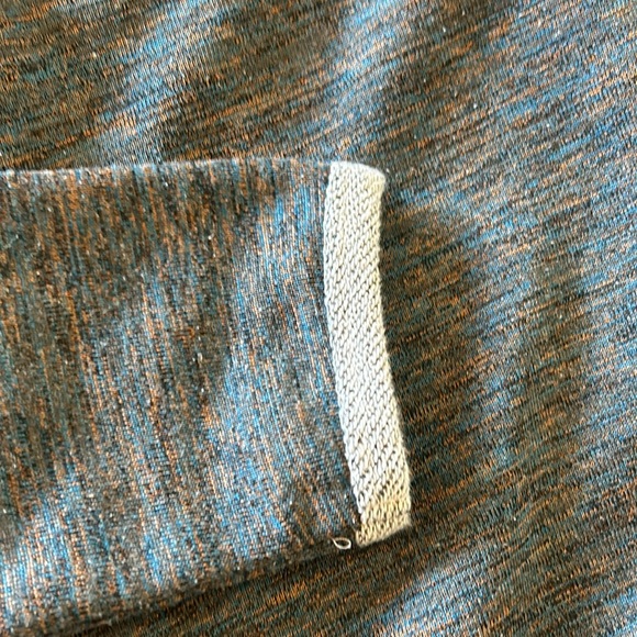 Kut from the kloth VGUC shirt blue gold heathered design, raw hem, stitching - Picture 13 of 14